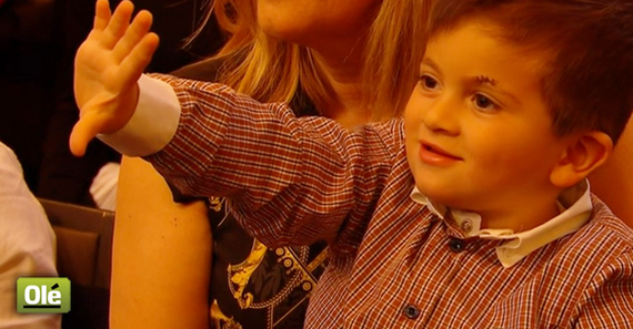 梅西儿子蒂亚戈竖起5个手指