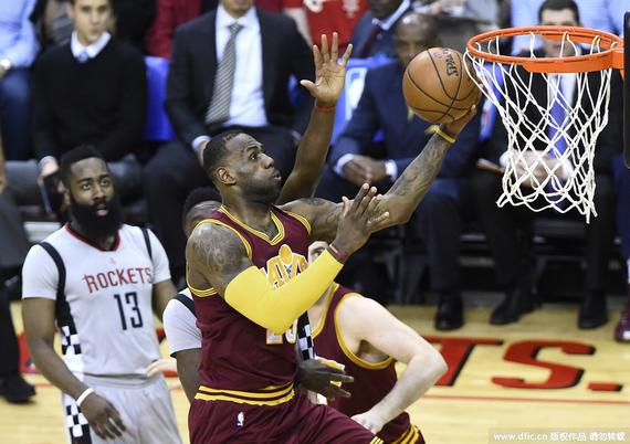 哈登今儿更多的成为背景帝