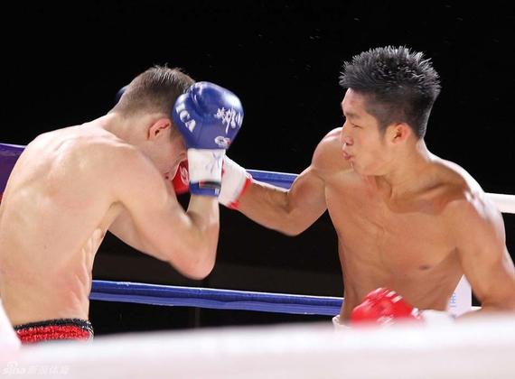 在海南华润-石梅湾举行的英雄传说世界搏击盛典比赛中,中国小将刘威