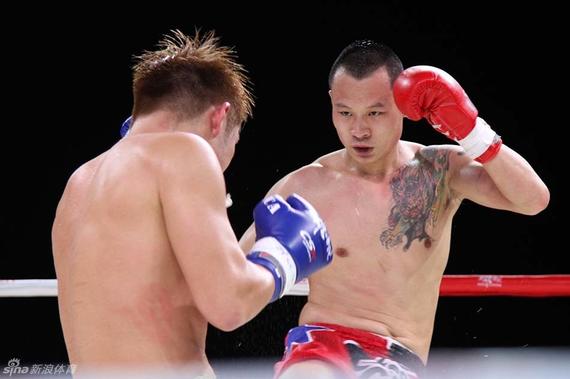 在海南华润-石梅湾举行的英雄传说世界搏击盛典比赛中,中国小将刘威