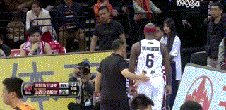 打翻水瓶并摔折叠凳