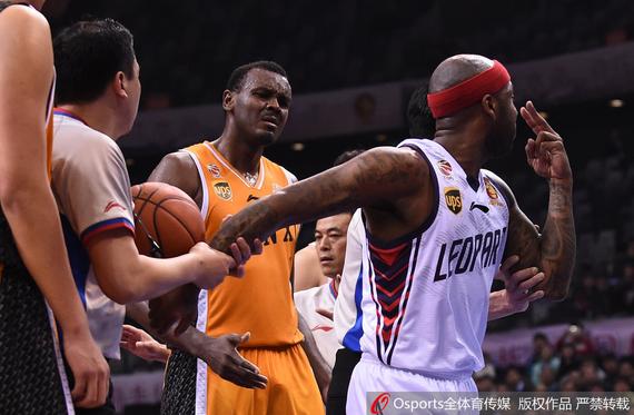 布朗在比赛中一度情绪失控