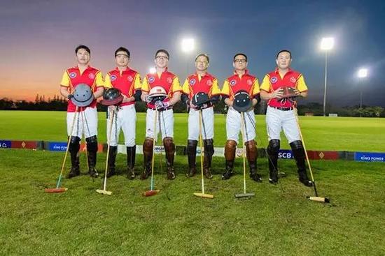 2016年马球亚洲杯全体中国球员在King Power 赛场合影

　　队长：刘诗来

　　球手： 宝音、王刚、刘诗来、刘楠、刘向阳、李艳阳 （顺序自左及右）