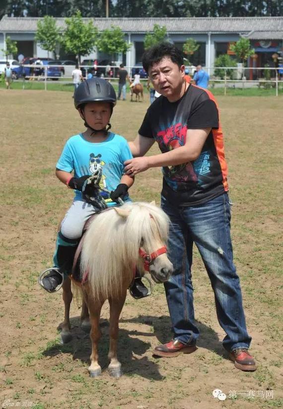 于谦在自己的马场成立了少儿马术队