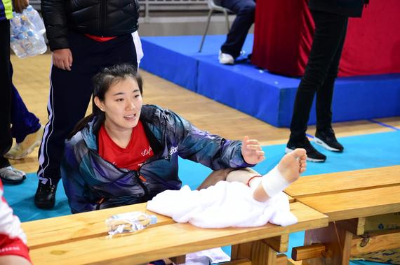 王琦左脚踝受伤 北京时间1月21日晚,中国女排联赛(2015-2016)3,4名