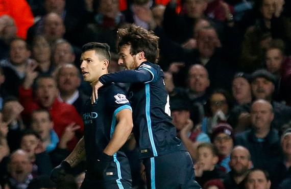 阿圭罗2球，曼城2-2客平