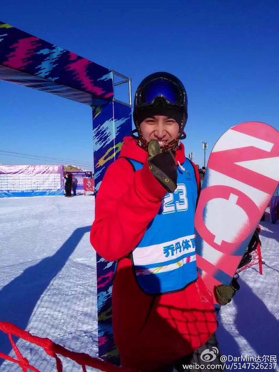 哈萨克族单板滑雪运动员达尔民