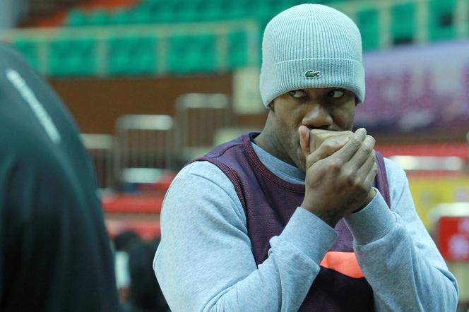 北京首钢队训练备战 天气寒冷队员哈气暖手