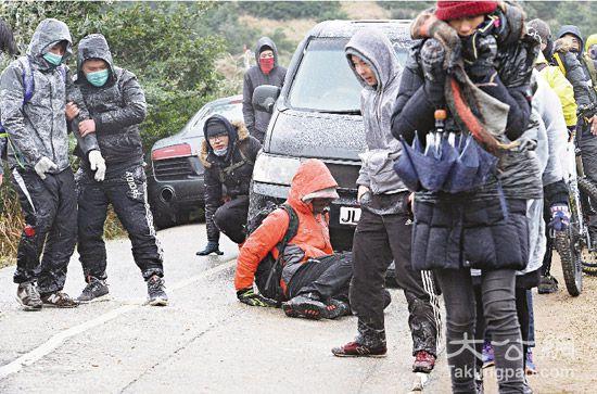 香港迎59年来最冷天气，越野跑选手多人被困。