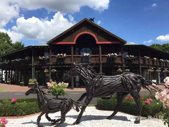 拍卖会现场标志性建筑与雕像