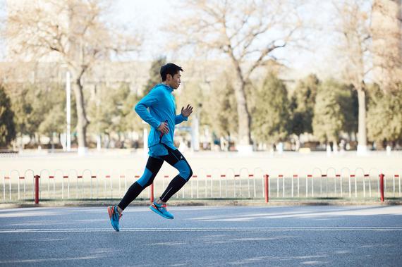 特步动力巢跑鞋