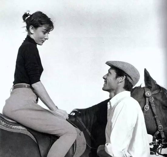 1955年5月,罗马,奥黛丽·赫本和丈夫梅尔·费勒mel ferrer在《战争与