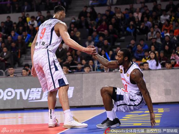 易建联在比赛中拉起卡特