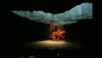 “为减免演员肌肉劳损，特意配备理疗师”