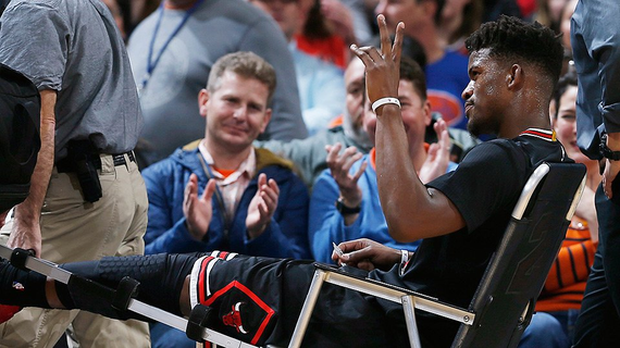 巴特勒被轮椅推下场