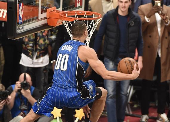 戈登每个扣篮都力道十足