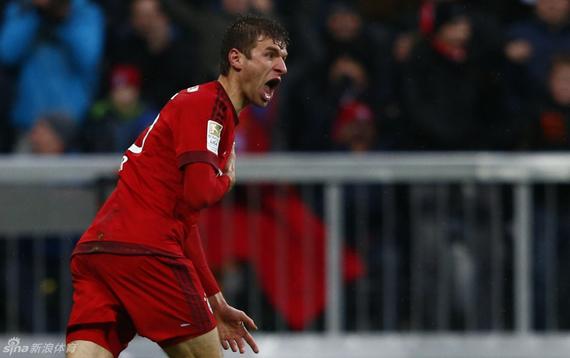 穆勒本场比赛攻入两粒精彩进球