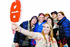 32岁的林赛－沃恩（前）迷人受欢迎