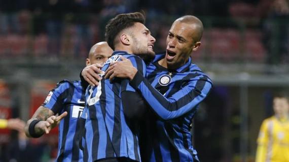 丹布罗西奥与米兰达庆祝进球