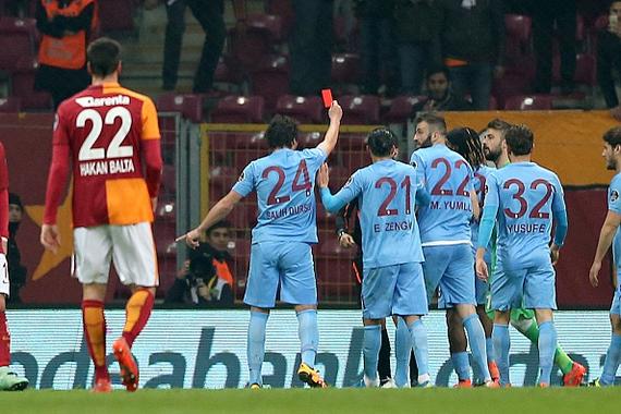 球员竟抢过红牌向主裁判出示