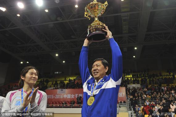 王宝泉捧杯 资料图