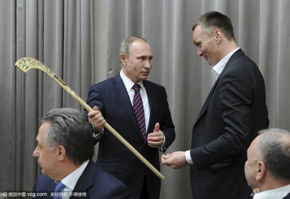 俄罗斯冰球运动员、七届世锦赛冠军成员叶甫根尼·伊万努什金向普京赠送俄式冰球的球杆和球。