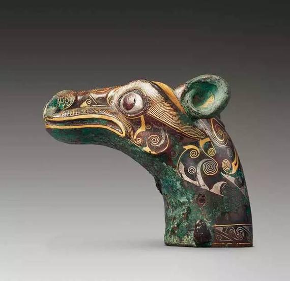 战国错金银马首形铜辕饰  1951年河南省辉县固围村出土  高8.8厘米、长13.7厘米、管径4.8厘米
