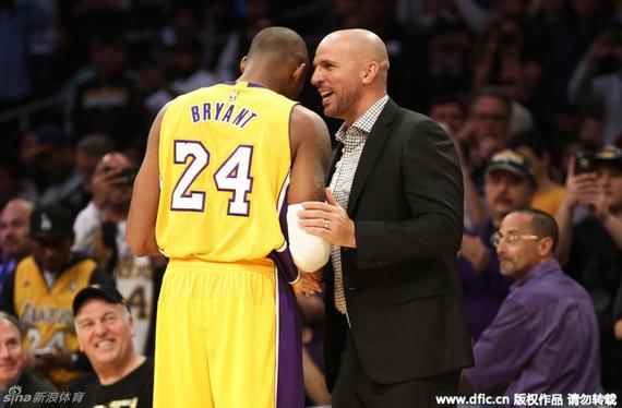 巨星传承！科比接过老前辈的火炬