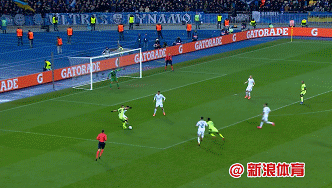 阿圭罗次球脚后跟策动酷炫至极