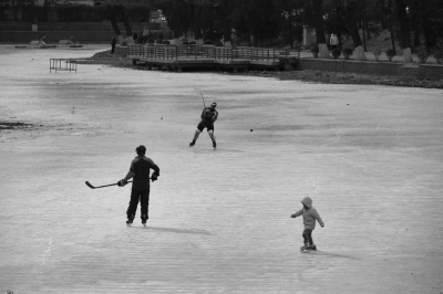 人们在亮马河上打冰球。京华时报记者 陶冉 摄