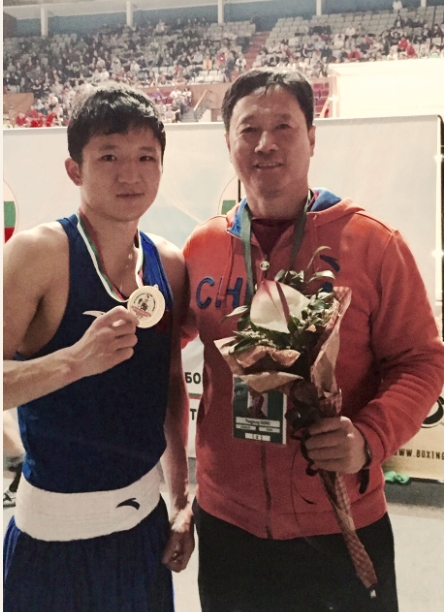 张家玮和国家拳击队副总教练董廷江赛后合照
