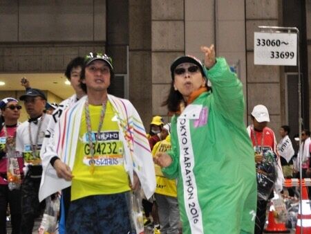 为外国选手引导的小村纯子