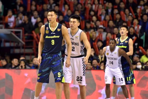 易建联在比赛中与李晓旭对抗