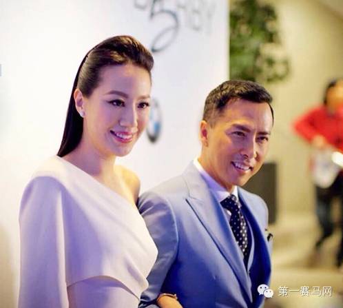 甄子丹携爱妻汪诗诗出席活动