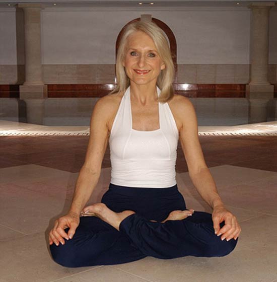 英国73岁瑜伽教练分享不老秘诀 下腰拉伸最重要