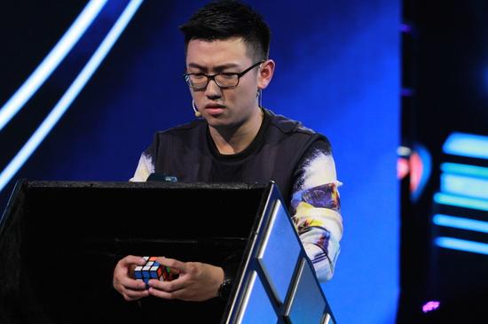 孙虹烨盲拧魔方孙虹烨也是《最强大脑》节目中的魔方