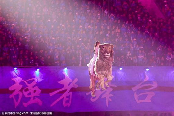中超开幕式歌手陈冰从天而降