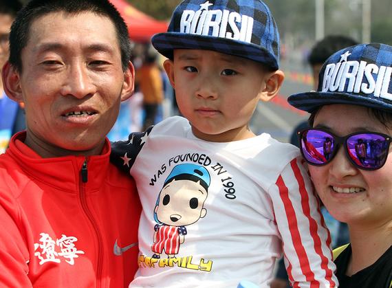 韩玉成妻儿到现场为他加油