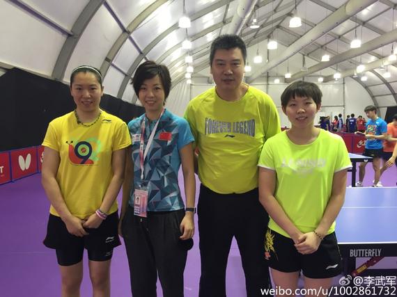 左起李晓霞、张怡宁、李隼指导、朱雨玲