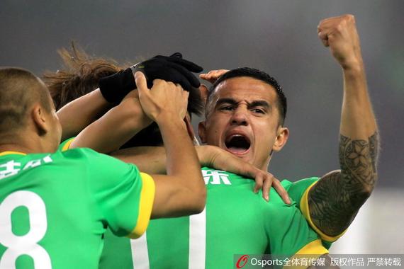 绿城队员庆祝进球