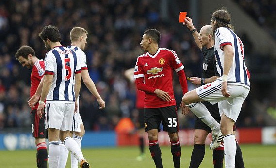 马塔红牌，曼联客负