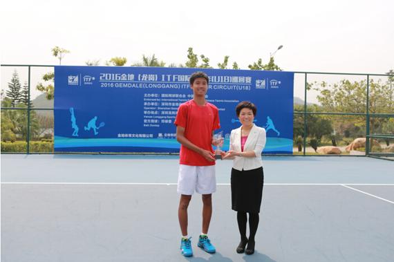 张有菊为男单冠军颁奖