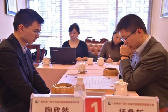 决赛杨鼎新(右)胜陶欣然