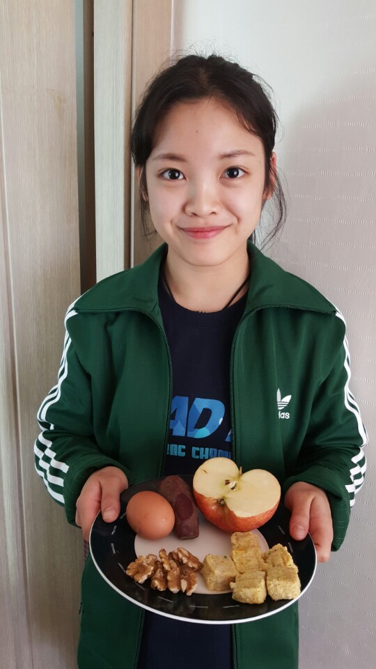 李芮知正在摄取地瓜,核桃,鸡蛋等高蛋白营养物质