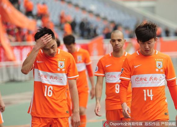 鲁能赛后谢场球员表情落寞