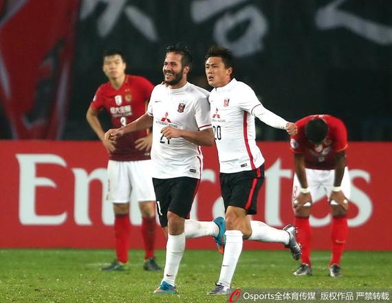 浦和红钻球员庆祝进球，背后则是恒大球员失落的身影