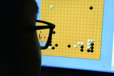 与电脑对弈是棋手们日常训练的方法之一