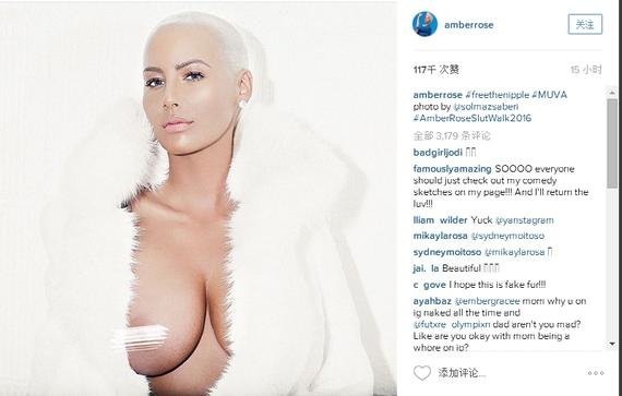 安柏-罗斯晒露胸照