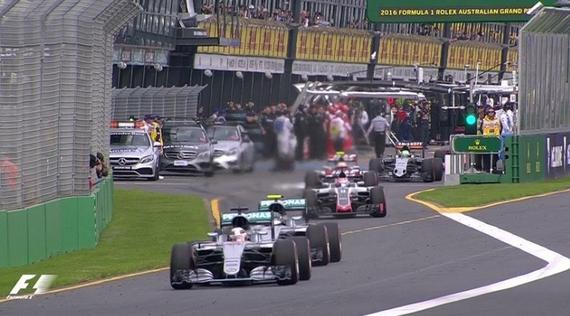 汉密尔顿夺得杆位