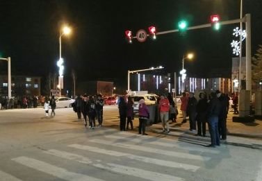 地震后，当地居民聚集在室外道路上。